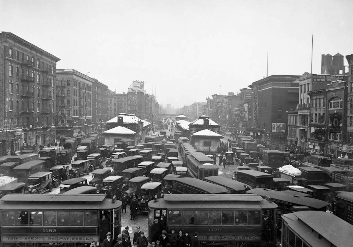 1920s. A NYC traffic jam.